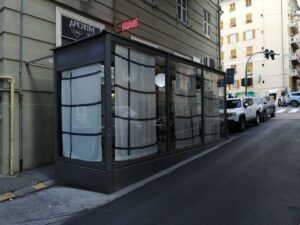 002 - Pulizia di vetrine del dehors di un bar a Genova Sampierdarena
