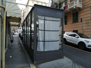 003 - Pulizia di vetrine del dehors di un bar a Genova Sampierdarena
