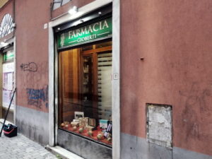 Pulizia professionale delle vetrine di una farmacia a Genova Sampierdarena - 003