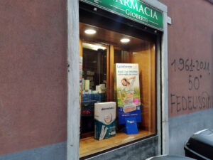 Pulizia professionale delle vetrine di una farmacia a Genova Sampierdarena - 004