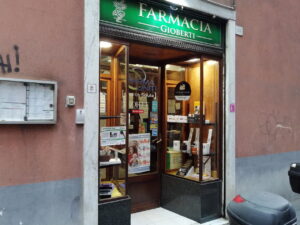 Pulizia professionale delle vetrine di una farmacia a Genova Sampierdarena - 005