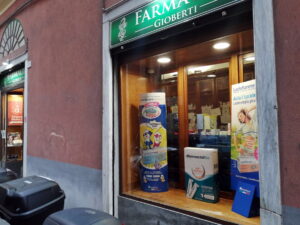 Pulizia professionale delle vetrine di una farmacia a Genova Sampierdarena - 006