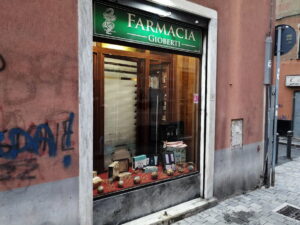 Pulizia professionale delle vetrine di una farmacia a Genova Sampierdarena - 007