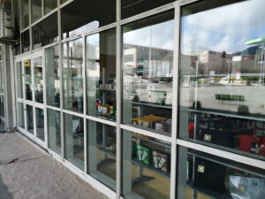 Pulizia professionale vetrine a Genova - BDM Shop